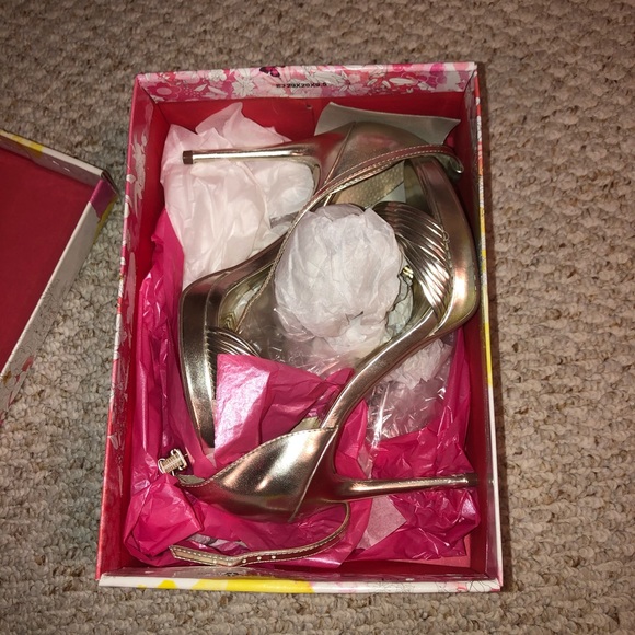 EUC CHINESE LAUNDRY LIGHT GOLD ISABEL HEELS - Picture 3 of 6